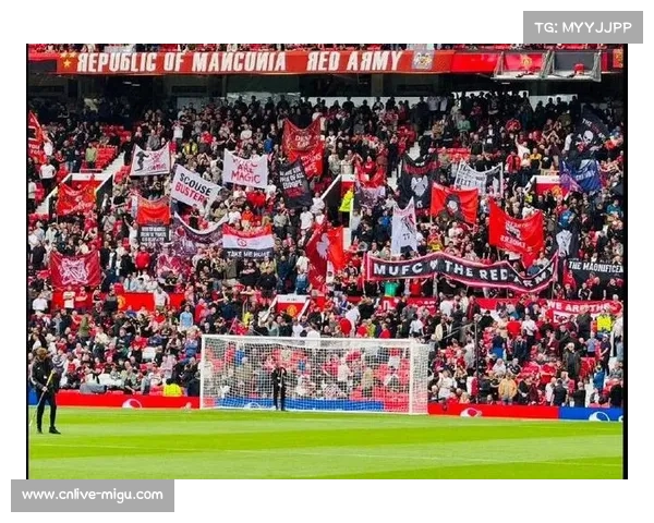 曼联老特拉福德球场新站立看台完工,对阵埃弗顿时首次启用 曼联老特拉福德球场新站立看台完工,对阵埃弗顿时首次启用